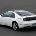 Nissan 300ZX branco de traseira