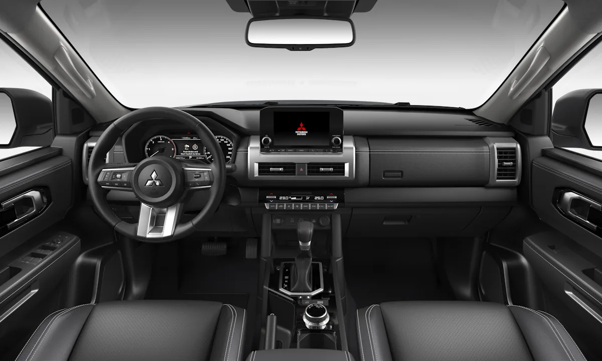 interior da Mitsubishi Triton HPE 2025 