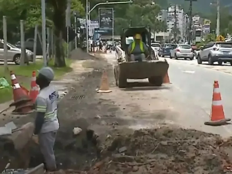 Trecho da SC-404 em obras para asfaltar com máquina e homens trabalhando