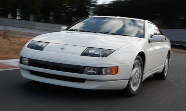 Nissan 300ZX branco correndo em uma pista de frente