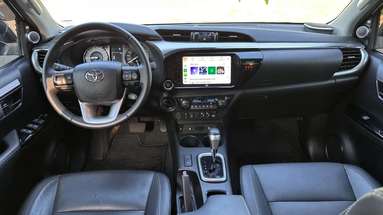 interior da Toyota Hilux SRX Plus