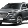 O Hyundai Tucson voltou a ser comercializado no Brasil e parado de frente com fundo branco