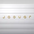 Novo logotipo da Jaguar com fundo branco com letras douradas - História da Jaguar