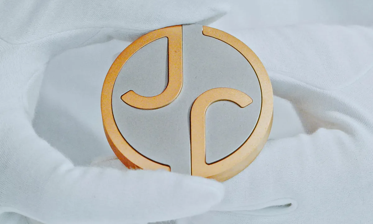 Novo logotipo Jaguar com fundo com listras brancas e letras douradas - História da Jaguar