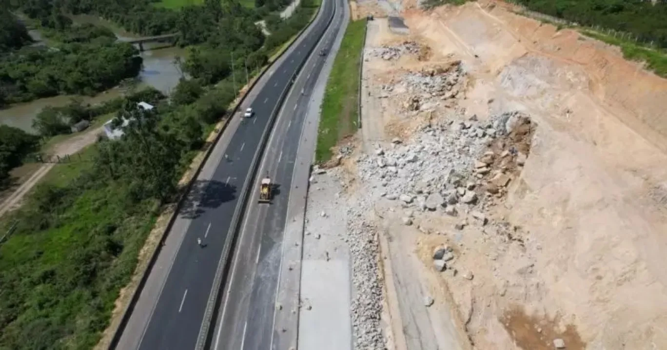 Detonação de rochas e obras na BR-101, visto de cima e com mato ao redor