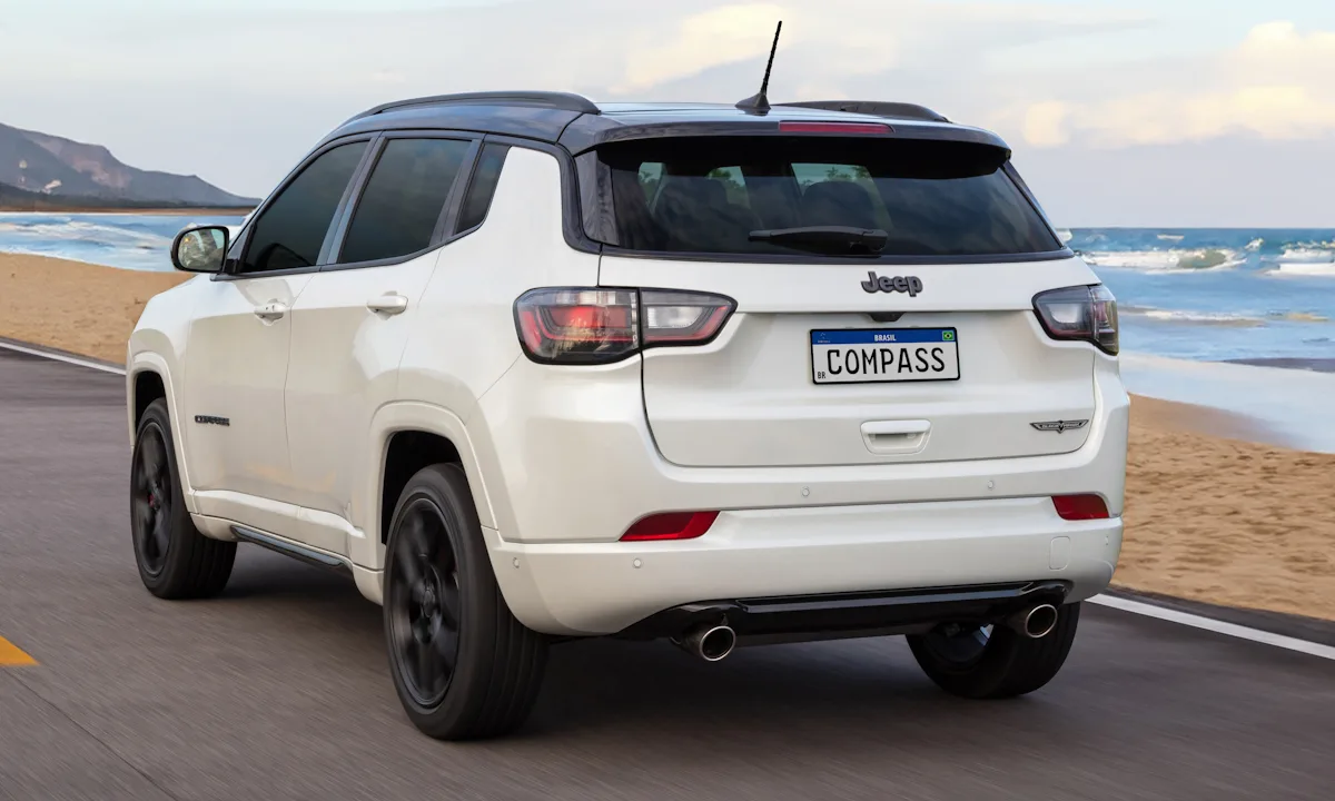 Jeep Compass Blackhawk branco correndo pela costa