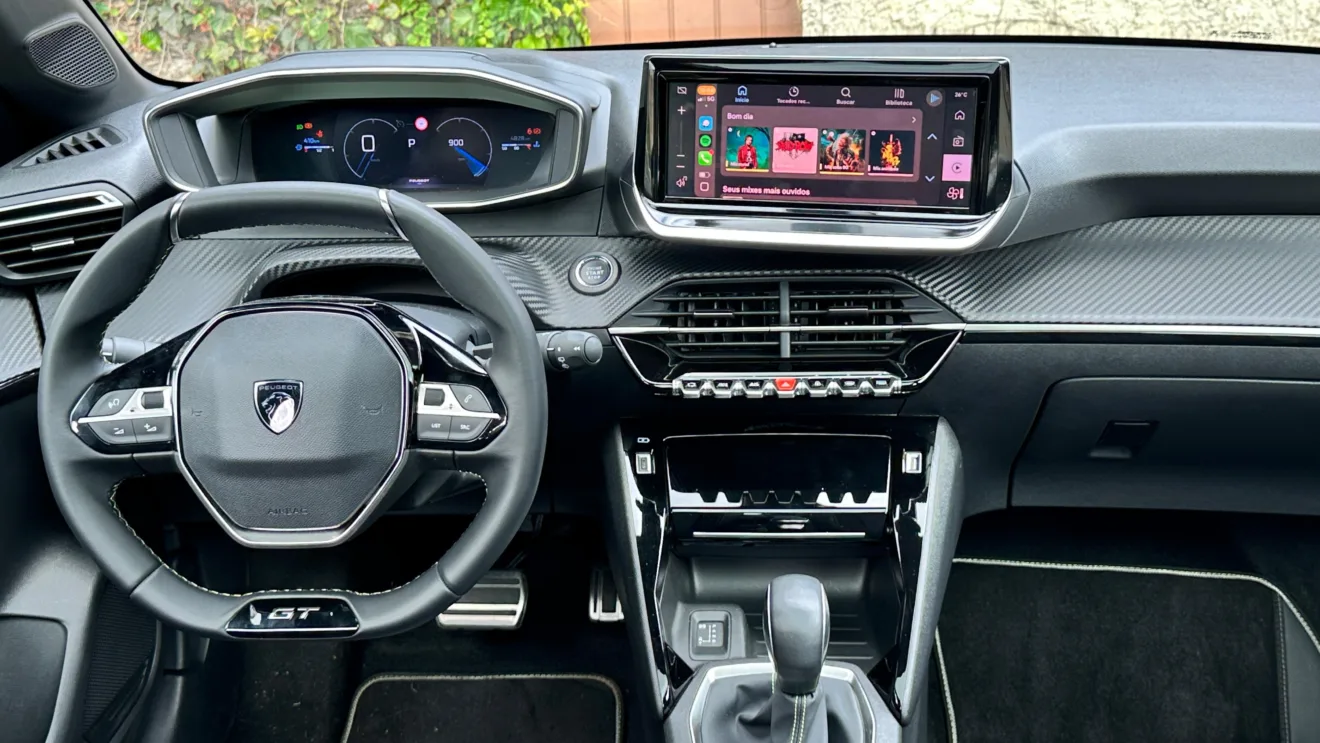 O painel do Peugeot 208 GT 2025 reúne quadro de instrumentos 3D e multimídia com Apple CarpLay e Andoird Auto