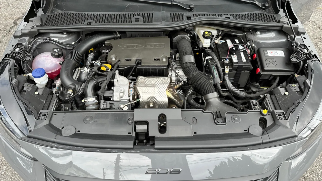 Motor 1.0 turbo do Peugeot 208 GT 2025 visto de cima