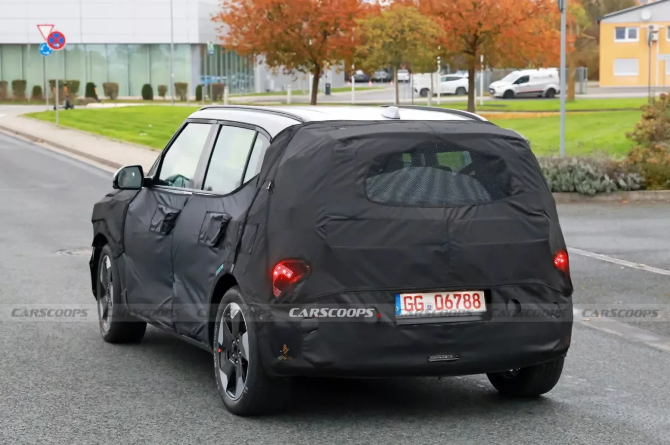 Novo SUV elétrico EV2 da Kia fazendo teste na rua, camuflado de preto e visto de trás