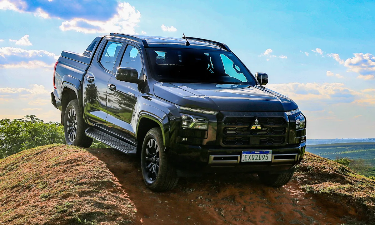 Mitsubishi Triton Katana 2025 descendo uma montanha