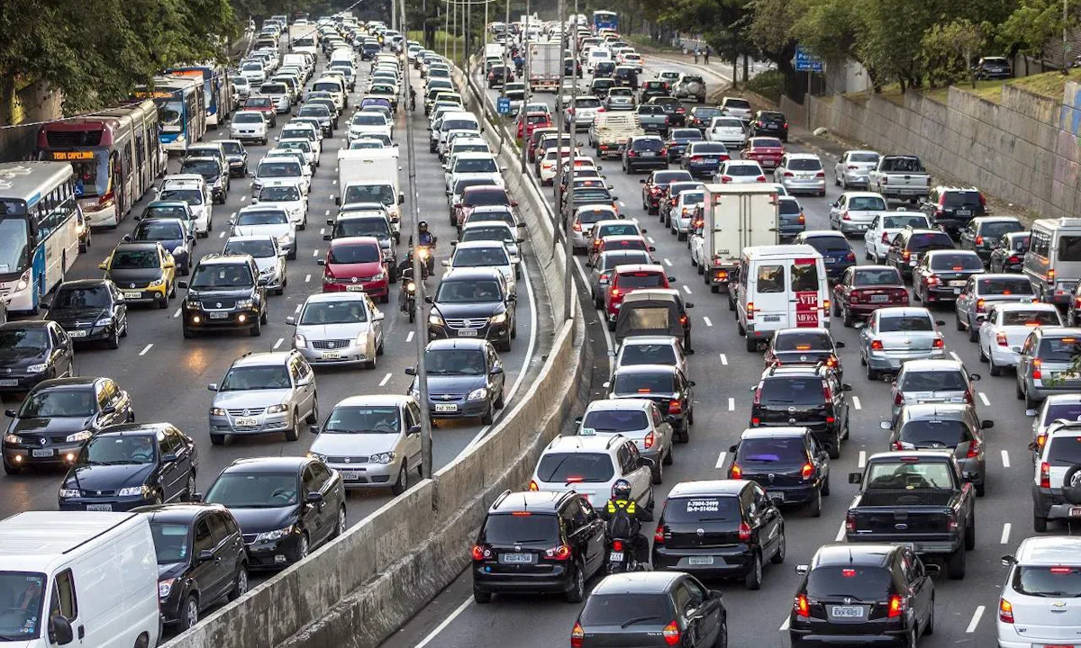 Hábitos que mais irritam no trãnsito. Imagem do Trânsito caótico de São Paulo na volta para casa.