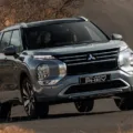 Mitsubishi Outlander de frente andando em uma estrada