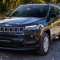 Jeep Compass Sport preto de frente andando na estrada