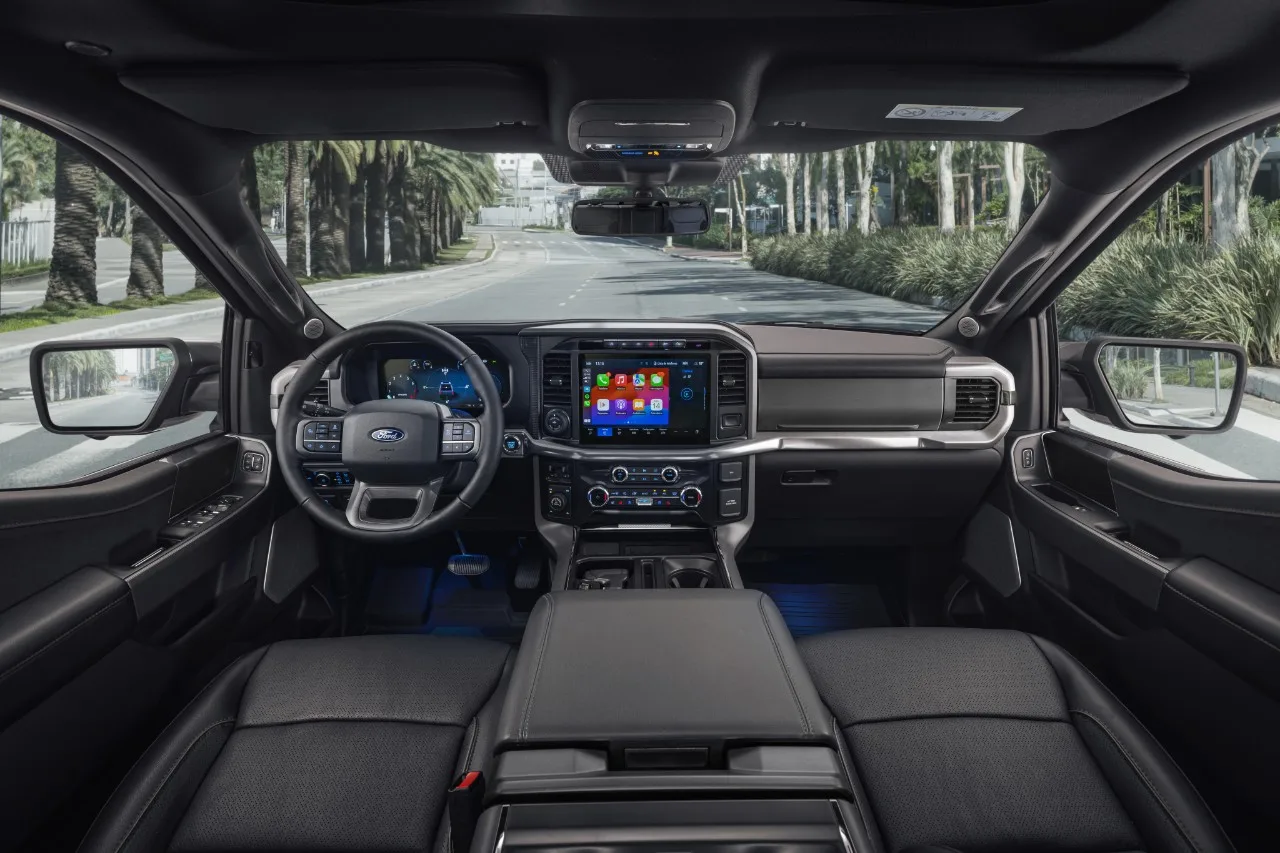 Interior da Ford F-150 Lariat Black 2025 