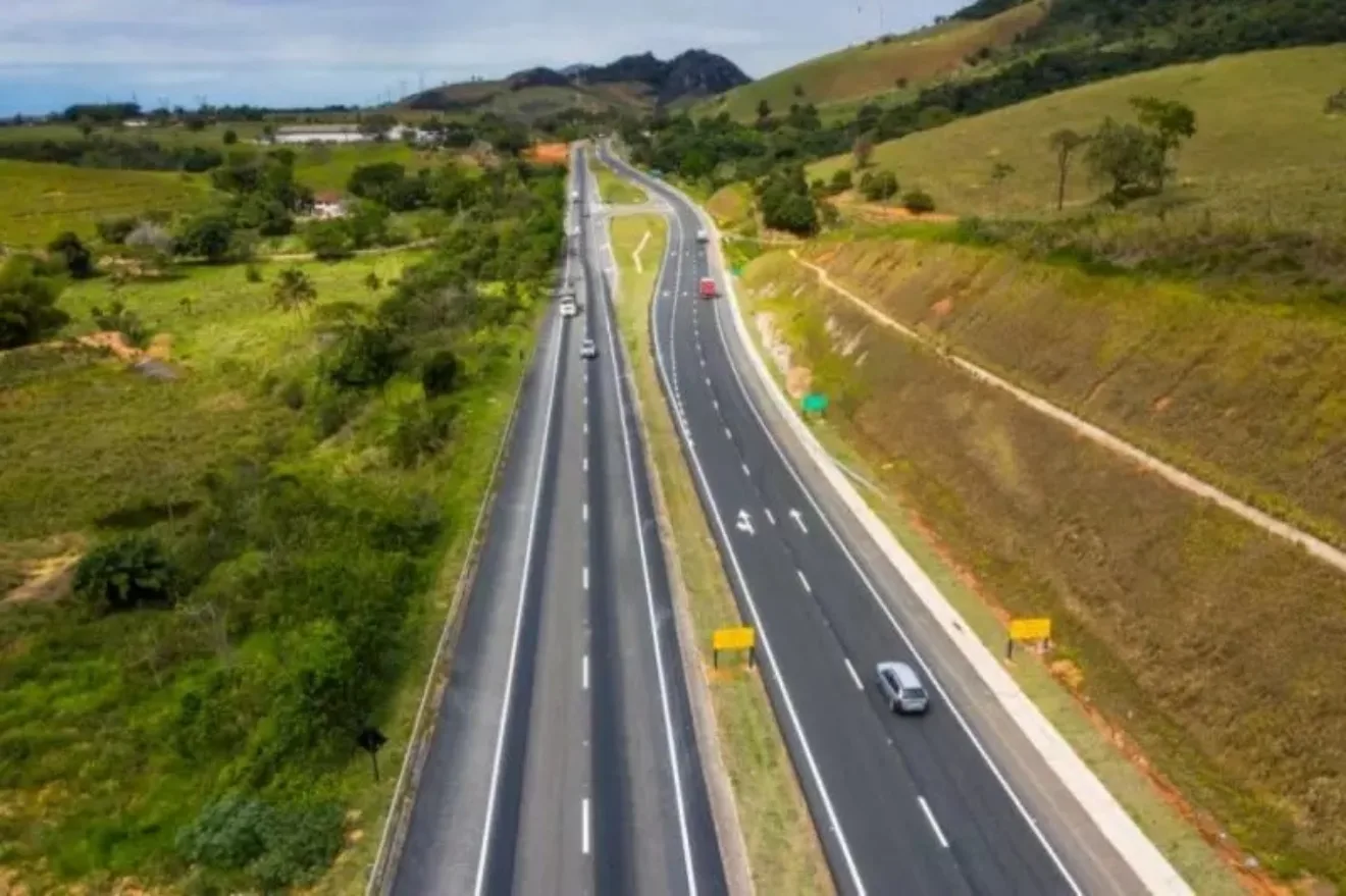 Rodovia BR-101 com carros passando e vista de cima