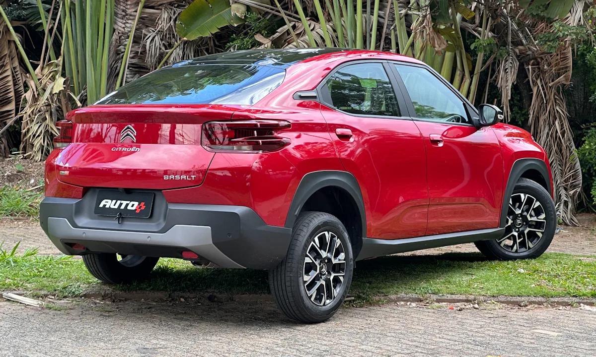 Citroën Basalt Shine vermelho de traseira