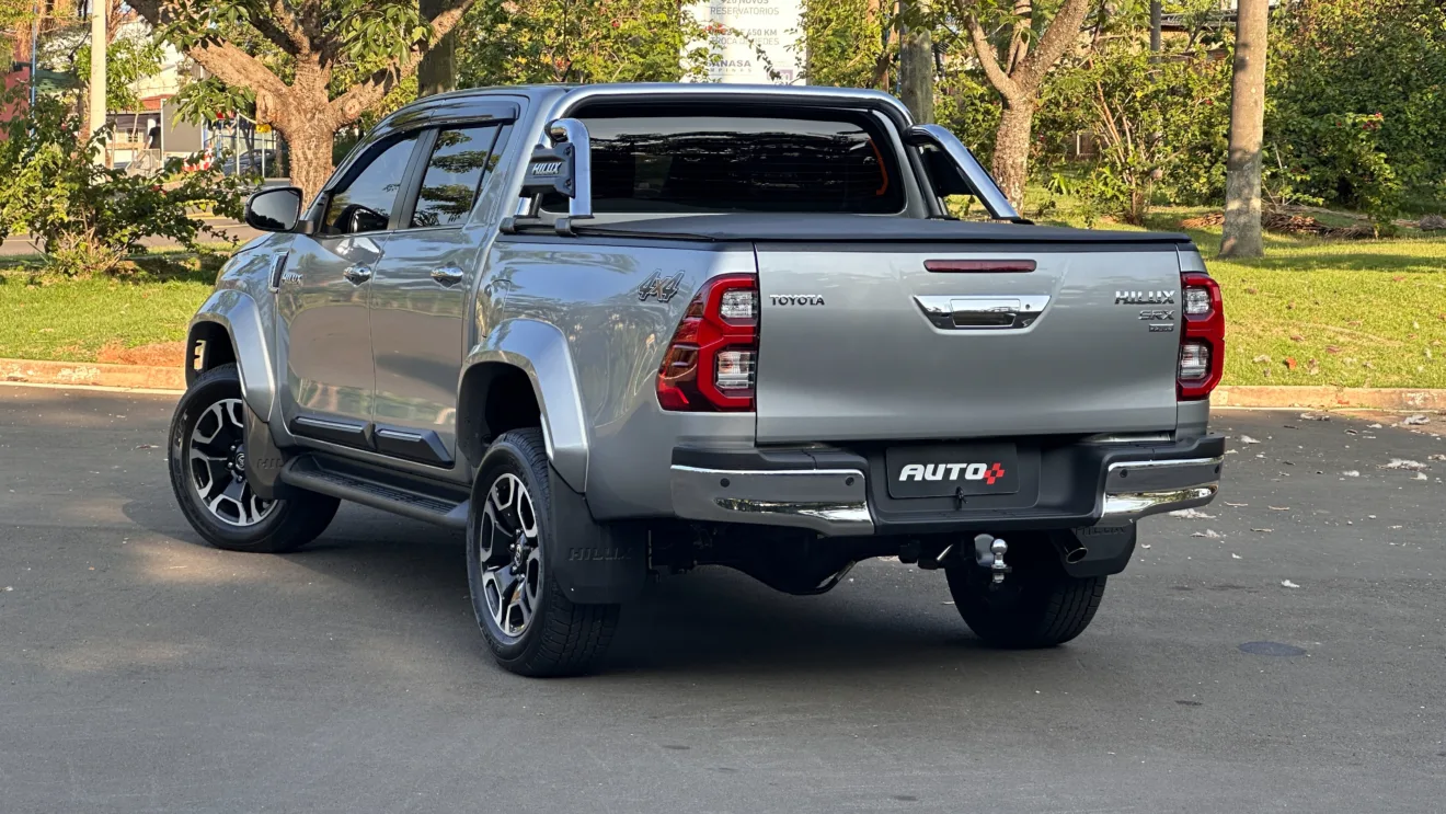 caminhonetes mais vendidas do Brasil toyota hilux prata de traseira