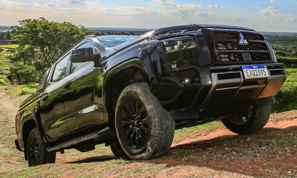 Mitsubishi Triton Katana 2025 subindo uma montanha