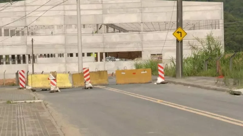 Blocos de concreto amarelos impedem passagem em rua de SC