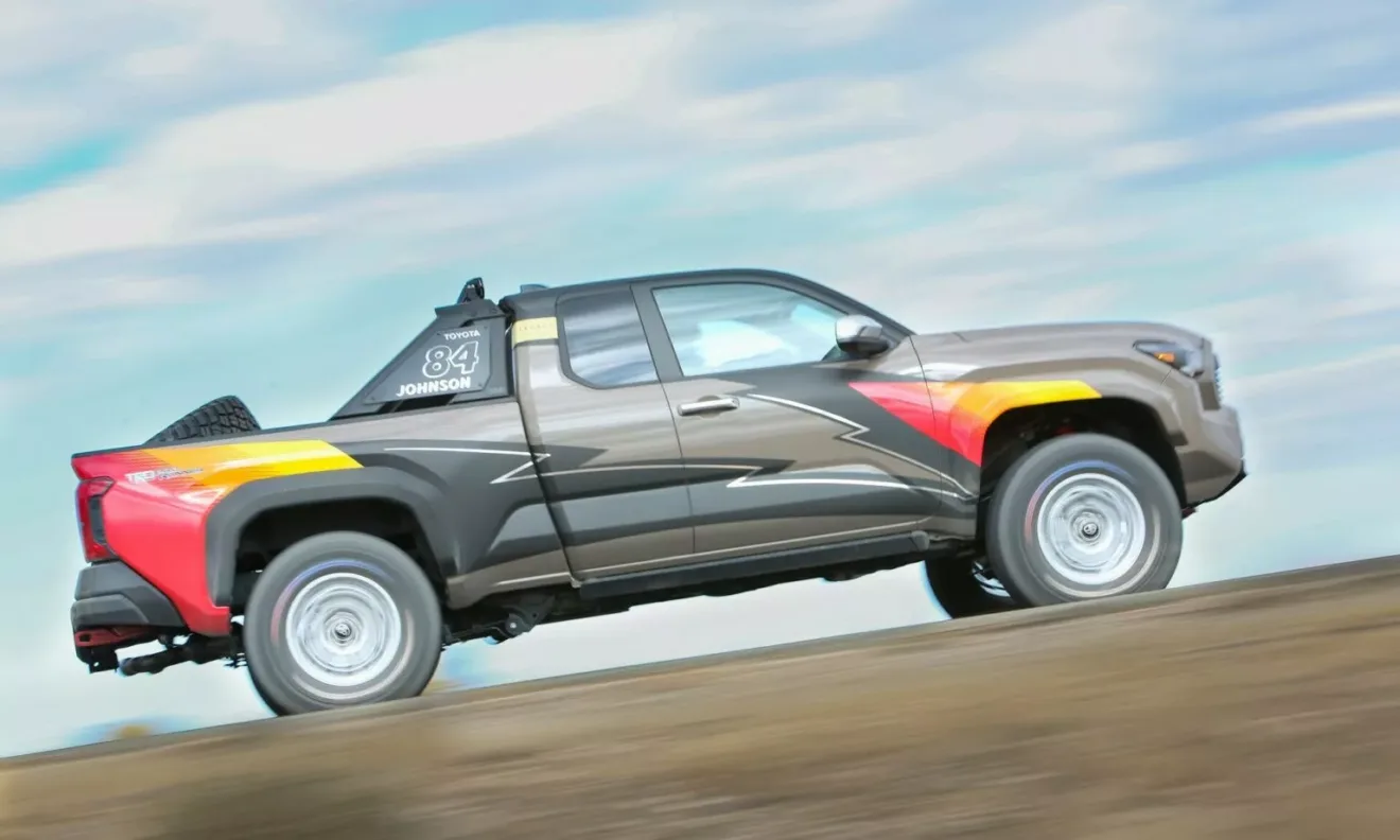 Concieto da Toyota Tacoma TRD ProRunner Race Concept de lado em movimento no off-road 