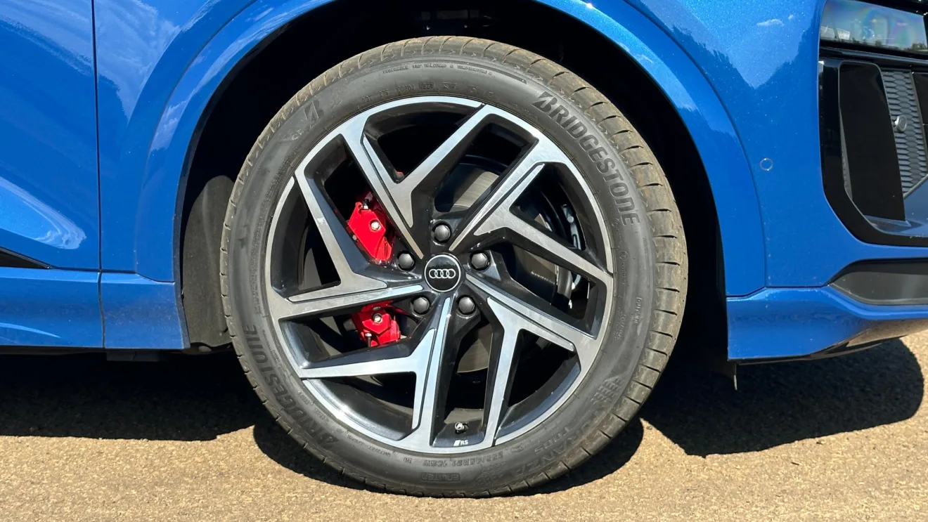 Rodas de 21 polegadas do Audi Q6 e-tron azul parado no asfalto