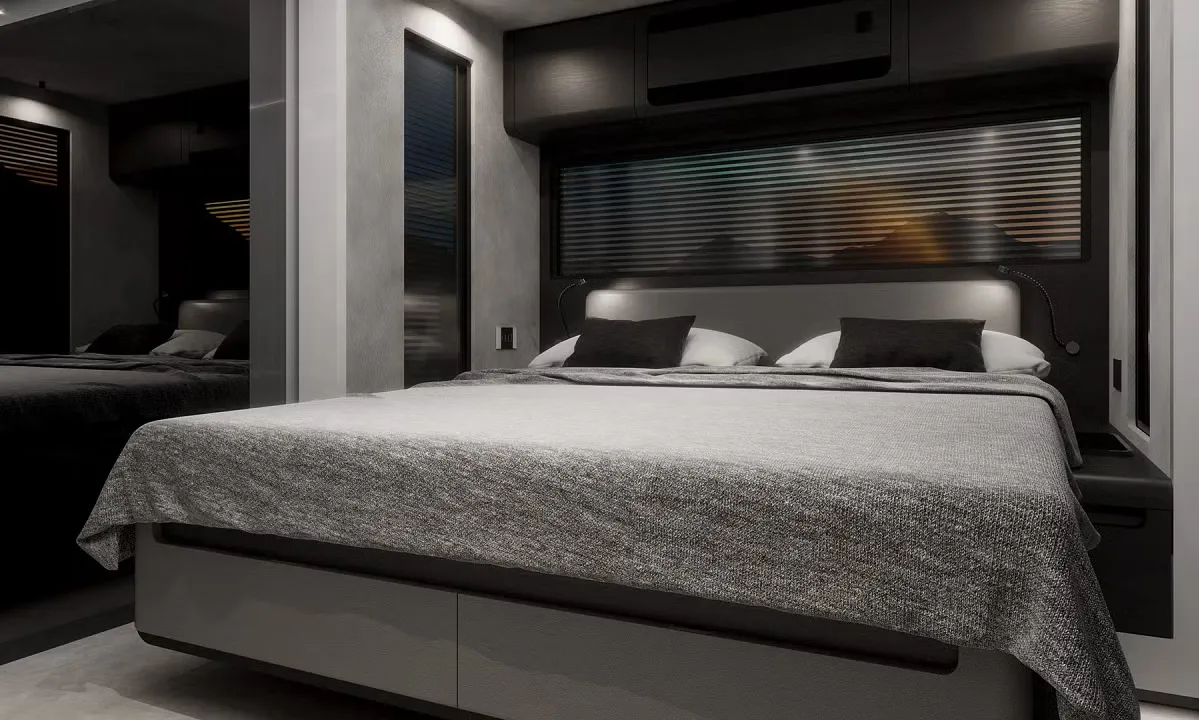 Quarto do motorhome com cama e compartimentos