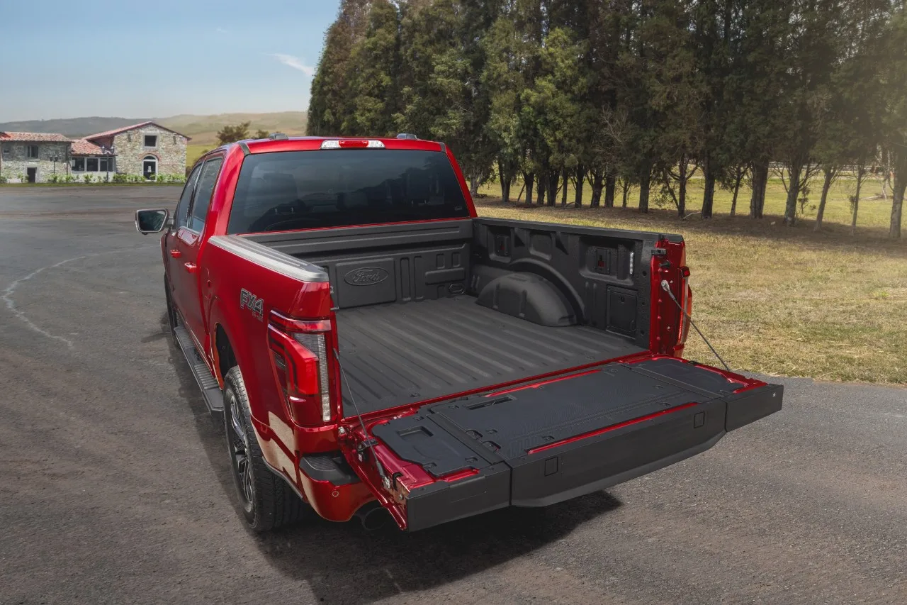 Ford F-150 Lariat Black 2025 vermelha com a tampa da caçamba aberta