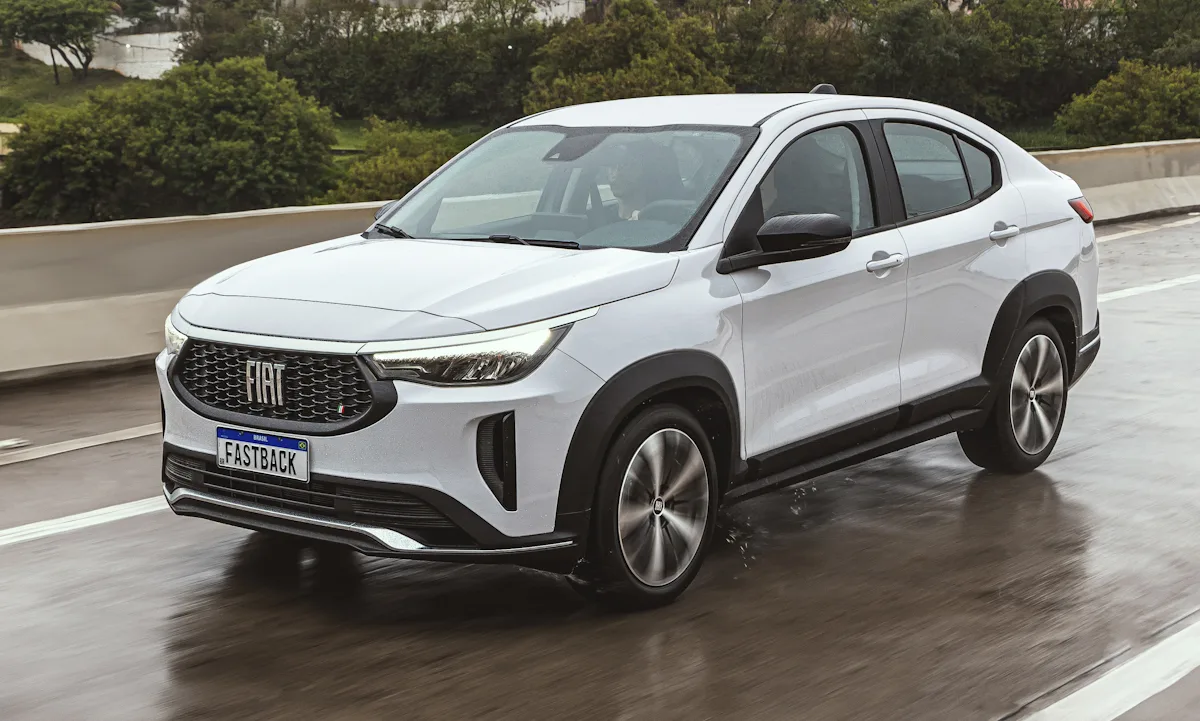 Fiat Fastback Audace Hybrid branco parado de traseira na chuva