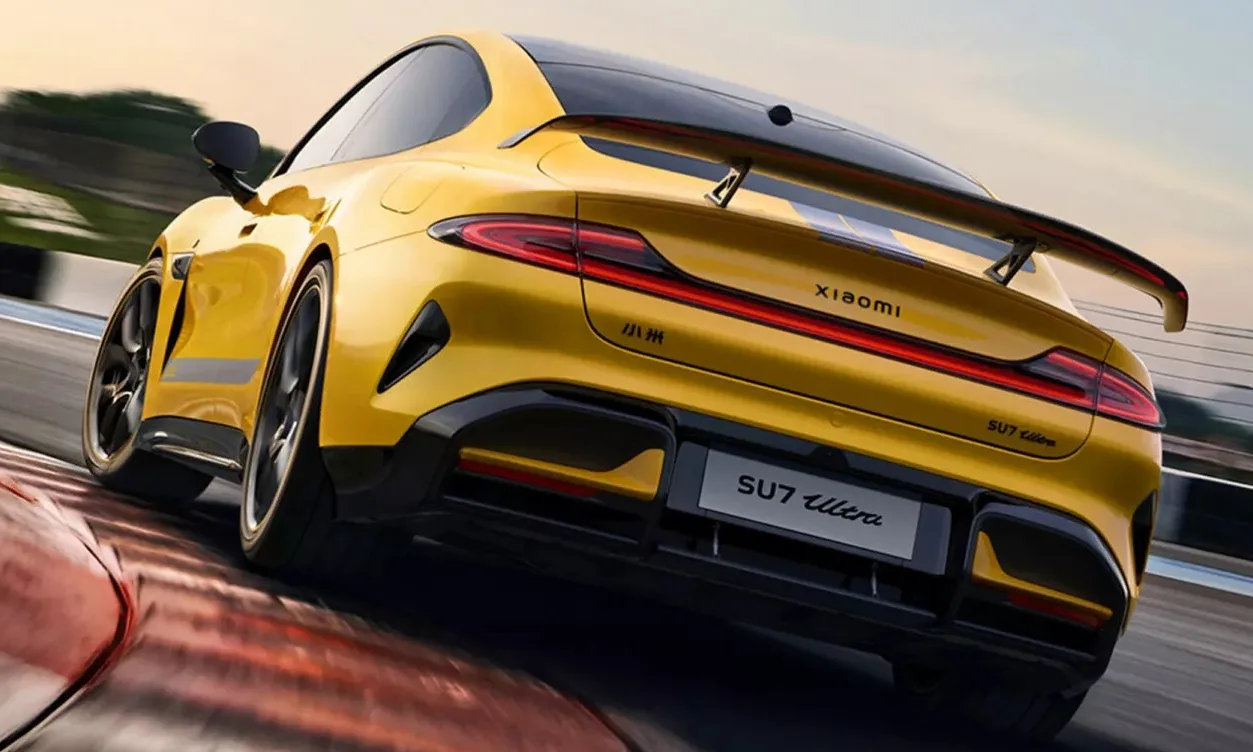 Traseira do Xiaomi SU7 Ultra amarelo andando em uma pista - Carro elétrico da Xiaomi está esgotado