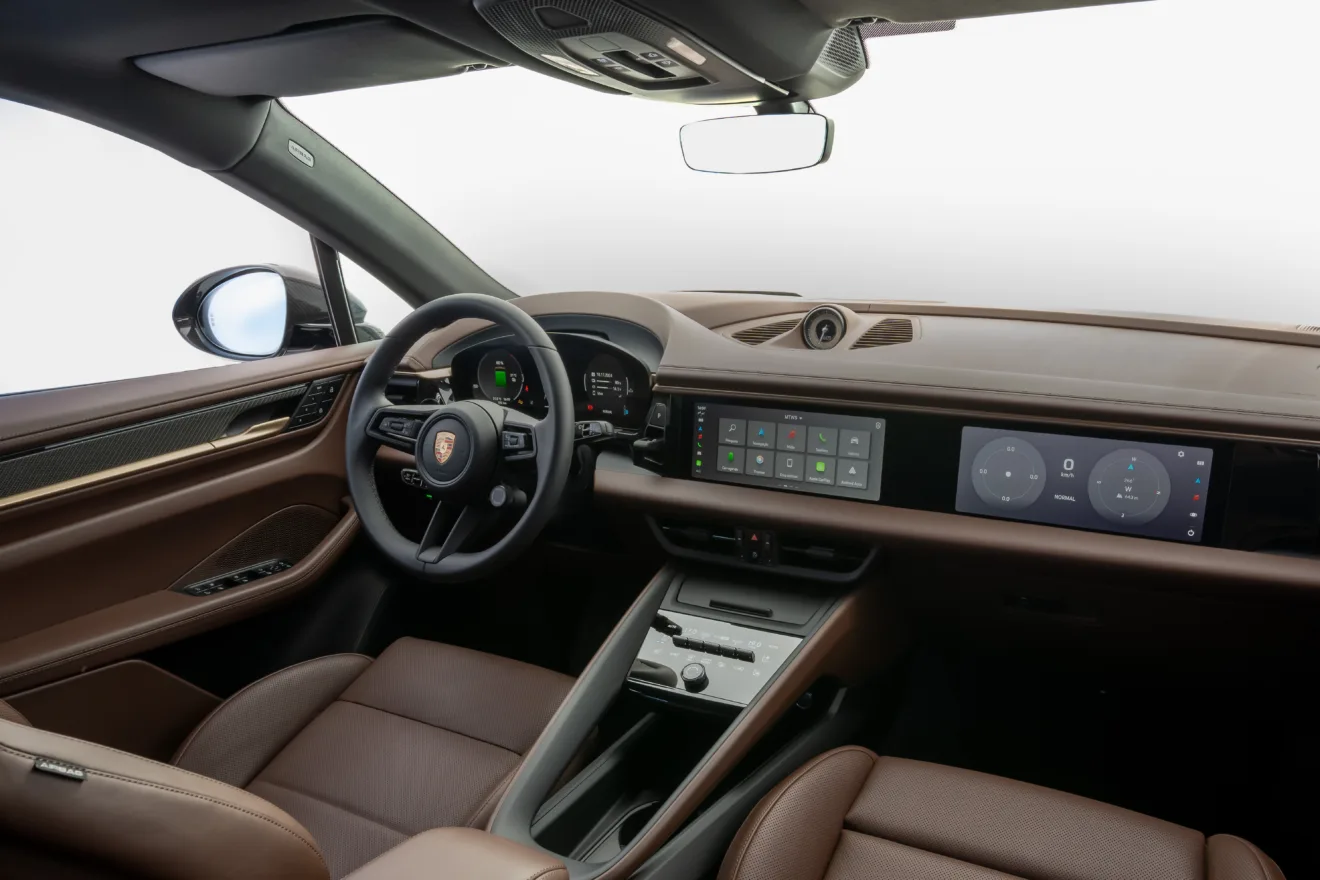 Interior do novo Porsche Macan elétrico Turbo com três telas ligadas e fundo branco