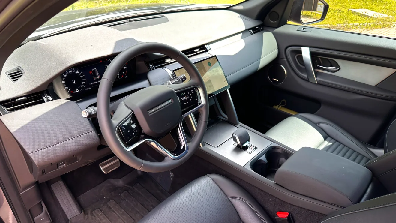 interior do Land Rover Discovery Sport visto pelo volante 