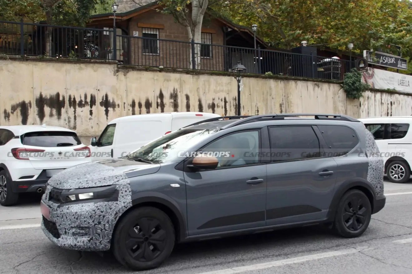 Perua do Renault Sandero aparece camuflado. Dacia Jogger reestilizado