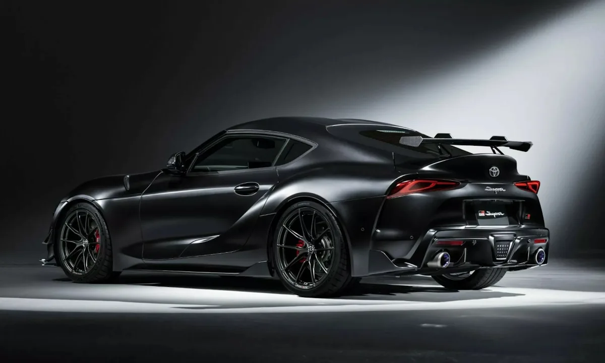 Edição de despedida Toyota GR Supra - Carro na cor preta com fundo neutro