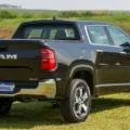 Ram Rampage Laramie preta estacionada