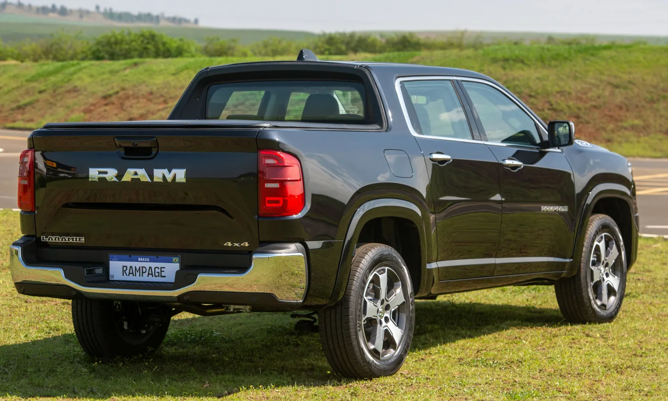 Ram Rampage Laramie preta estacionada