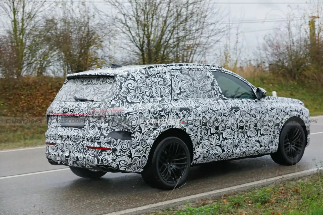 Protótipo do novo Audi SQ7, visto de trás, com camuflagem preta e branca e árvores ao redor