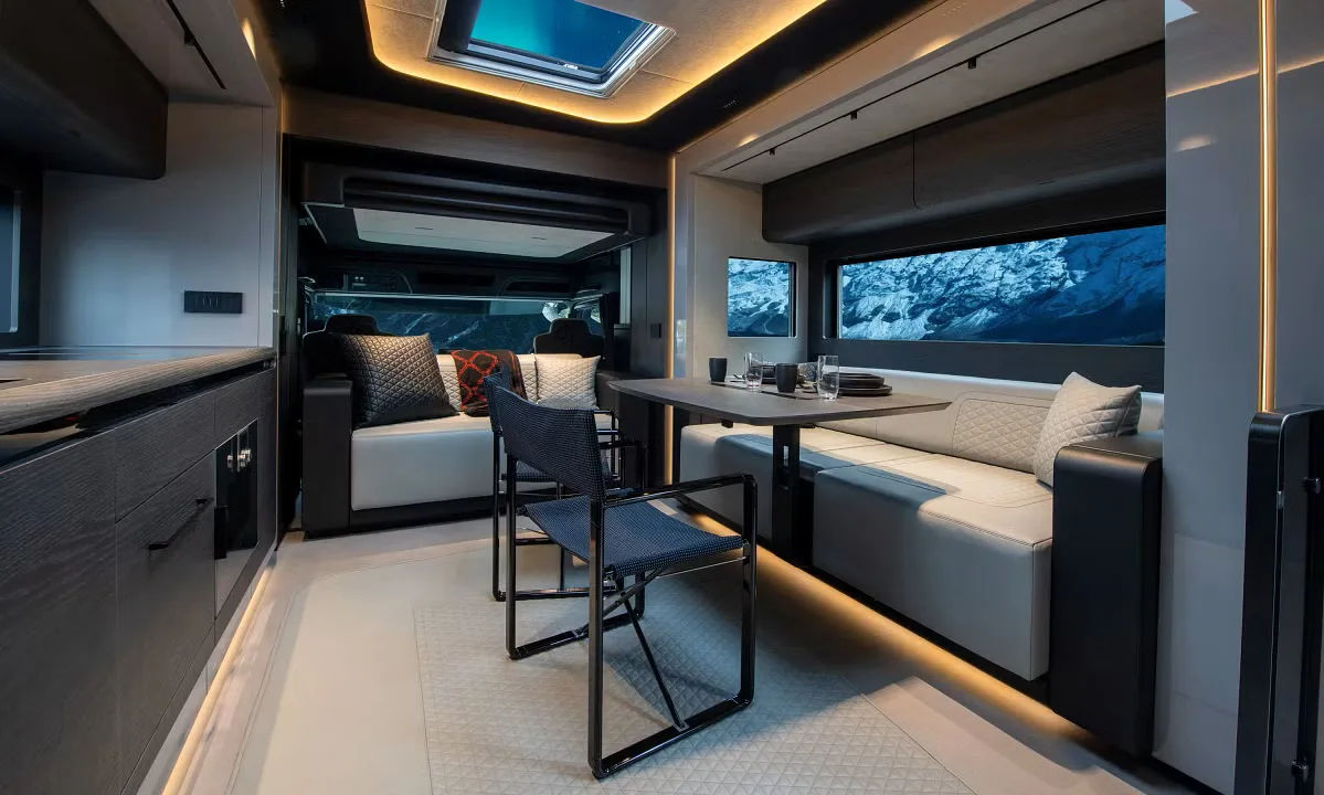 Sala de de jantar luxuosa do motorhome Big Boy