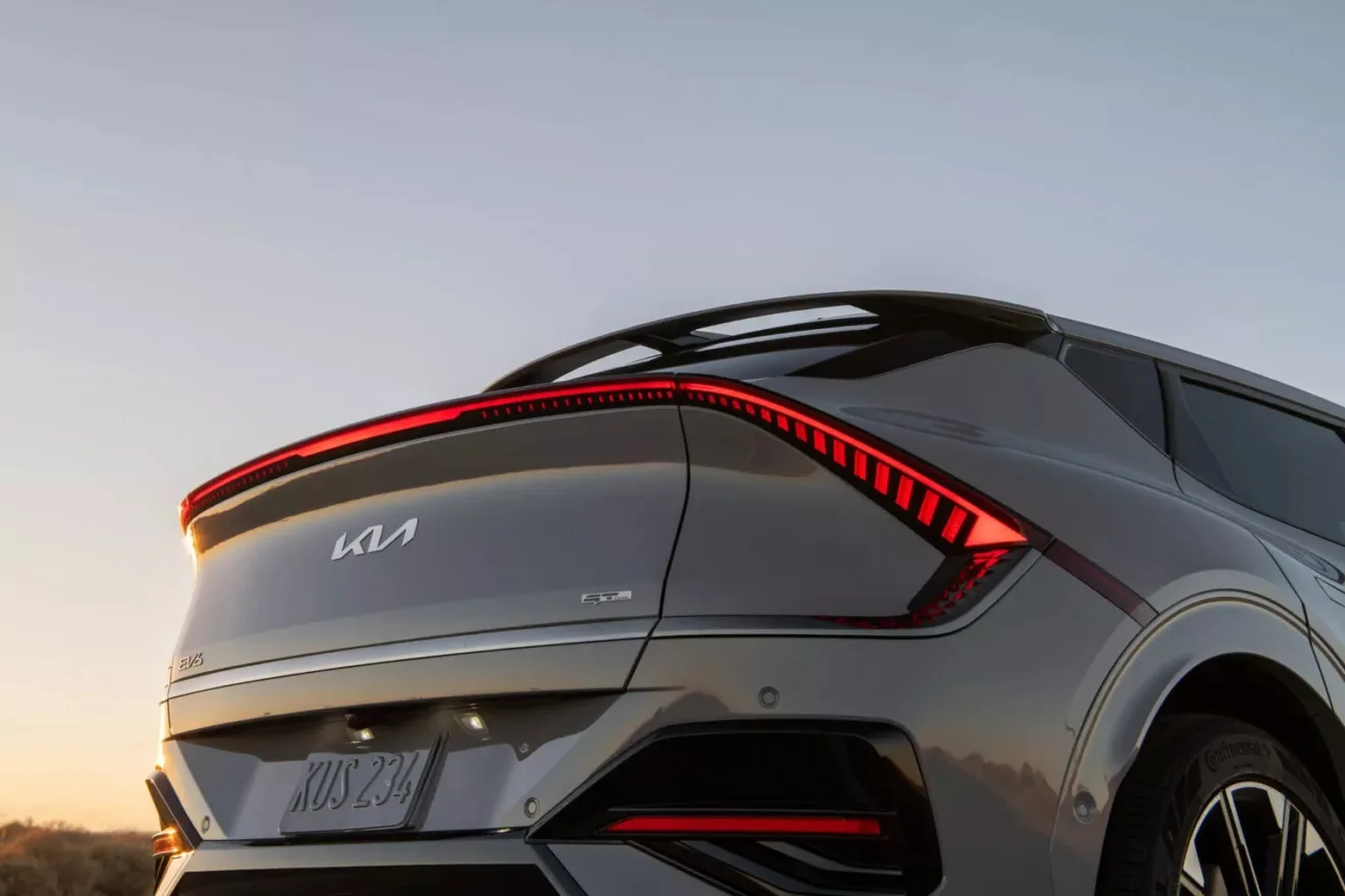 Parte de trás do Kia EV6 GT reestilizado prata com céu claro de fundo