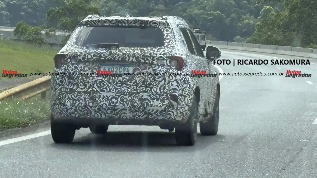 Protótipo do Honda WR-V com camuflagem branca, visto de trás e andando em rodovia