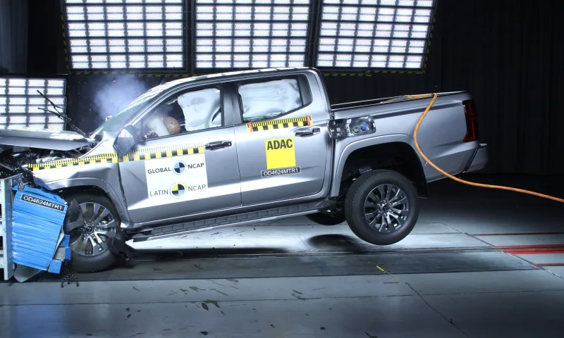 Teste de segurança do Latin NCAP com a Mitsubishi Triton - Imagem da lateral