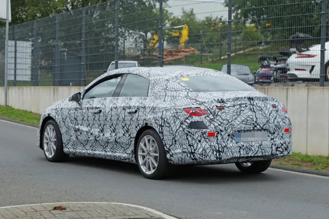 Mercedes CLA elétrico, foto do modelo na lateral, carro camuflado