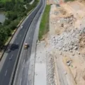 Detonação de rochas e obras na BR-101, visto de cima e com mato ao redor