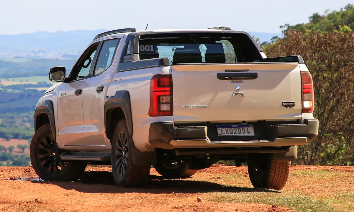 Mitsubishi Triton Katana branca de traseira no meio das pedras