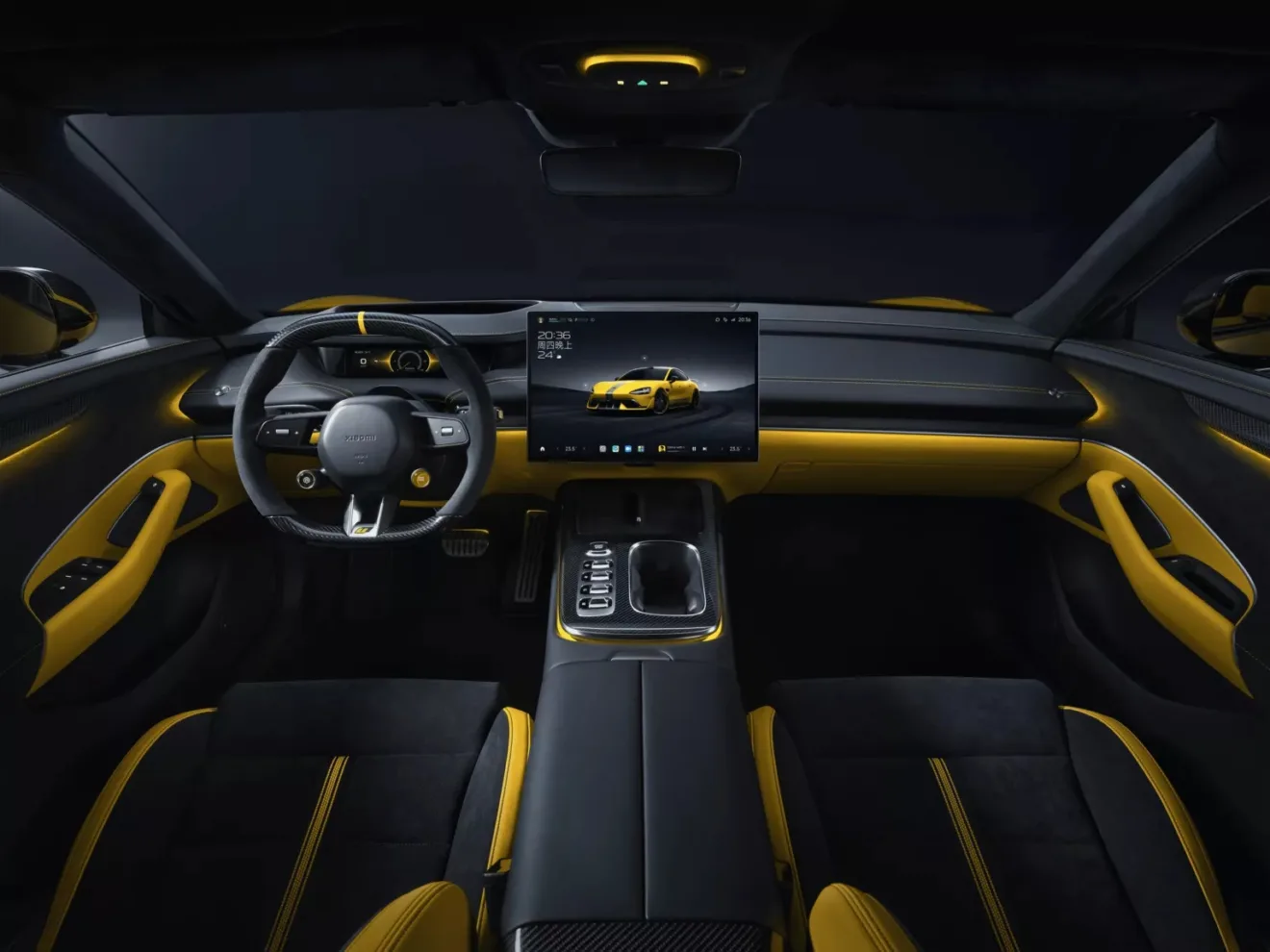 Interior do Xiaomi SU7 Ultra com partes em amarelo e central multimídia ligada