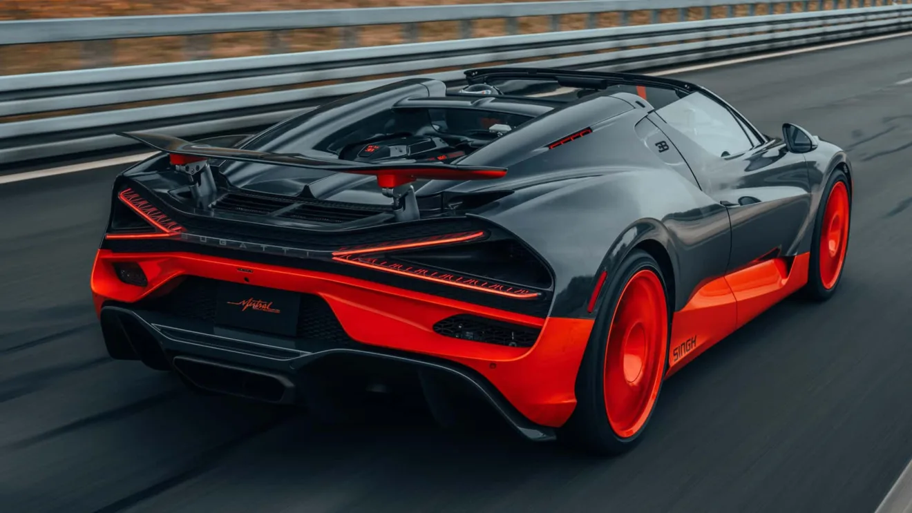 Bugatti Mistral World Record Car preto e laranja, visto de trás em uma pista