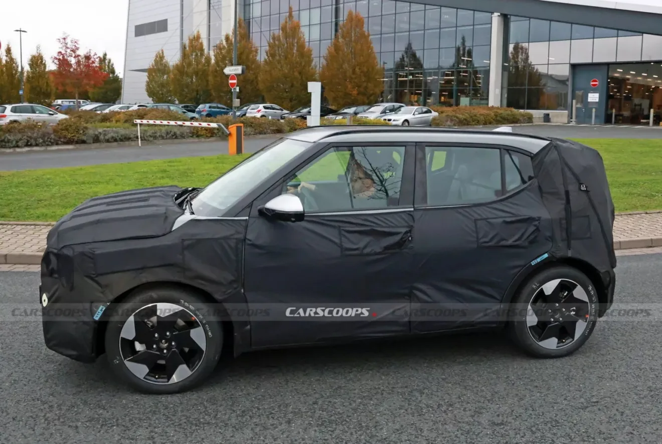 Novo SUV elétrico EV2 da Kia fazendo teste na rua, camuflado de preto e visto de lado