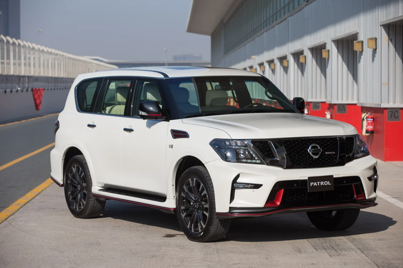 Nissan Patrol Nismo branco em uma pista e visto de frente