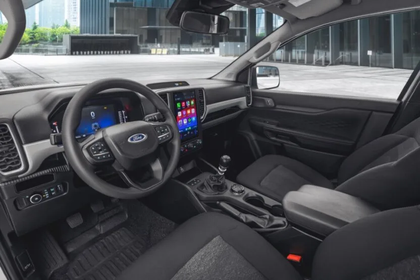 Interior da Ford Ranger com duas portas com quadro de instrumentos digital e multimídia vertical