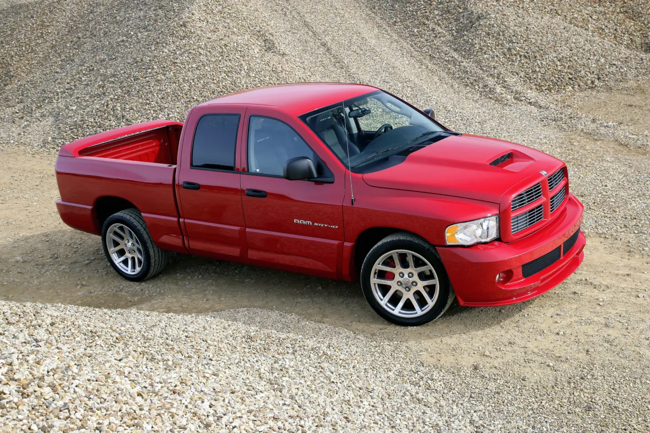 Dodge Ram SRT-10 vermelha de cabine dupla, vista de frente e com areia ao redor