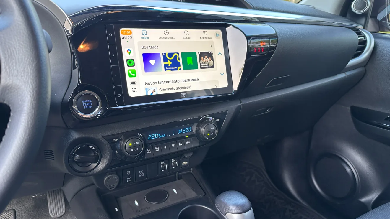 central multimídia da Toyota Hilux SRX Plus conectada ao CarPlay com o aplicativo Spotify aberto